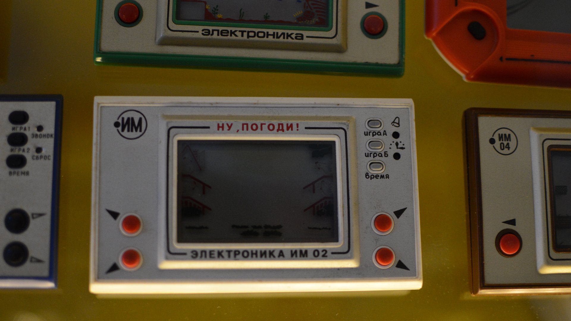 Sovětská kapesní digitální hra Elektronika IM-02 s vlkem chytajícím vejce z kresleného seriálu Jen počkej, zajíci!