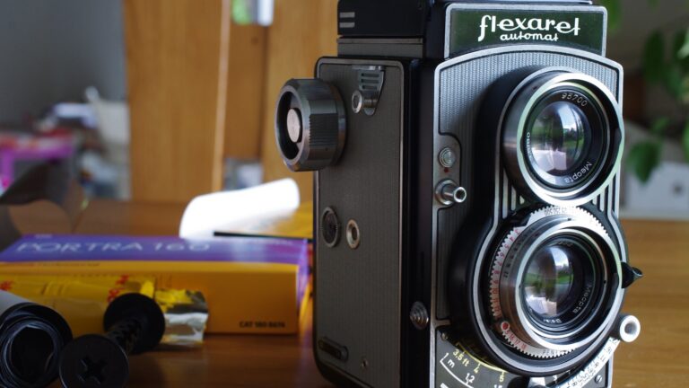 Československá dvouoká zrcadlovka Meopta Flexaret Automat s objektivem Belar a cívkou svitkového filmu
