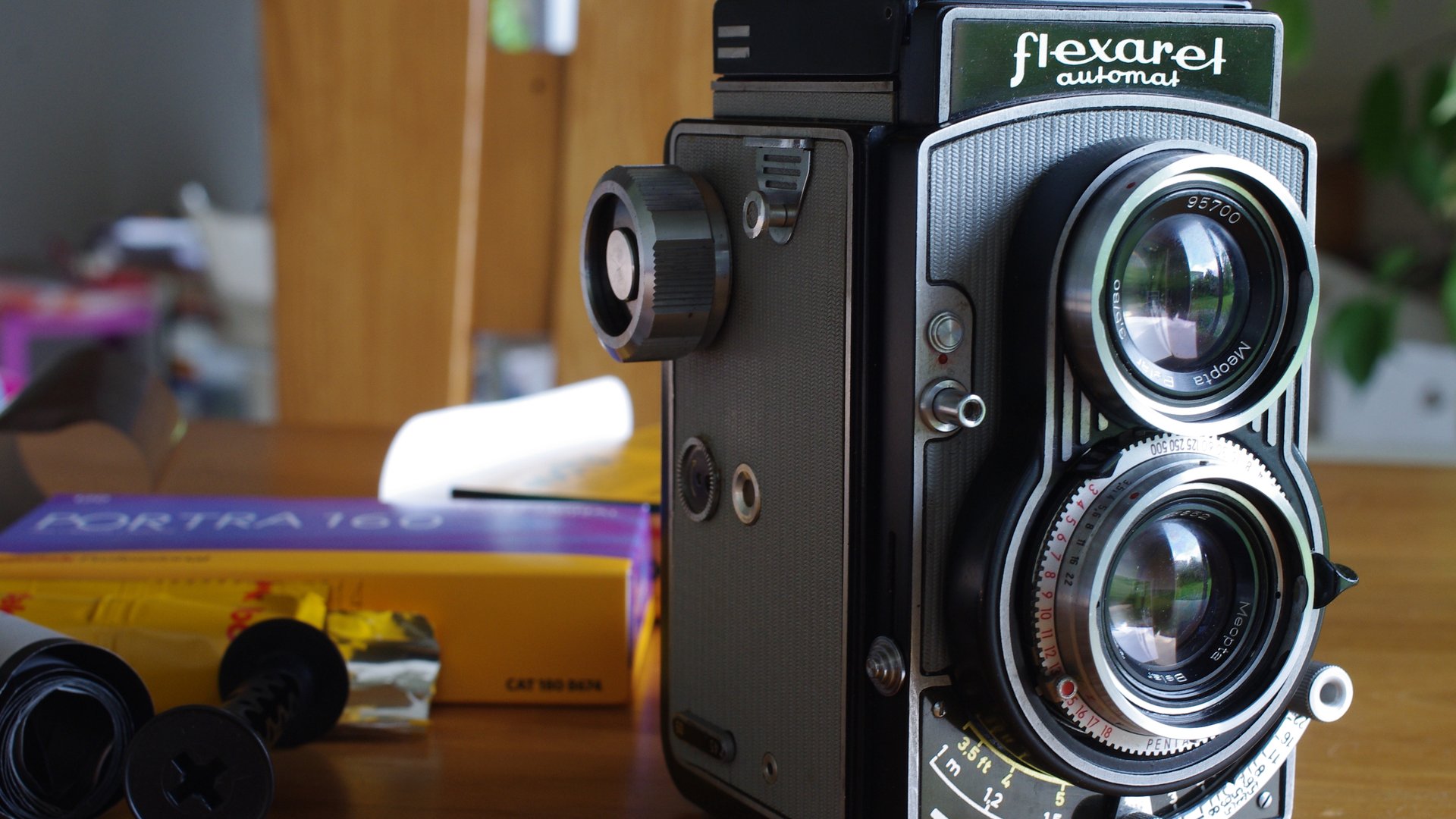 Československá dvouoká zrcadlovka Meopta Flexaret Automat s objektivem Belar a cívkou svitkového filmu