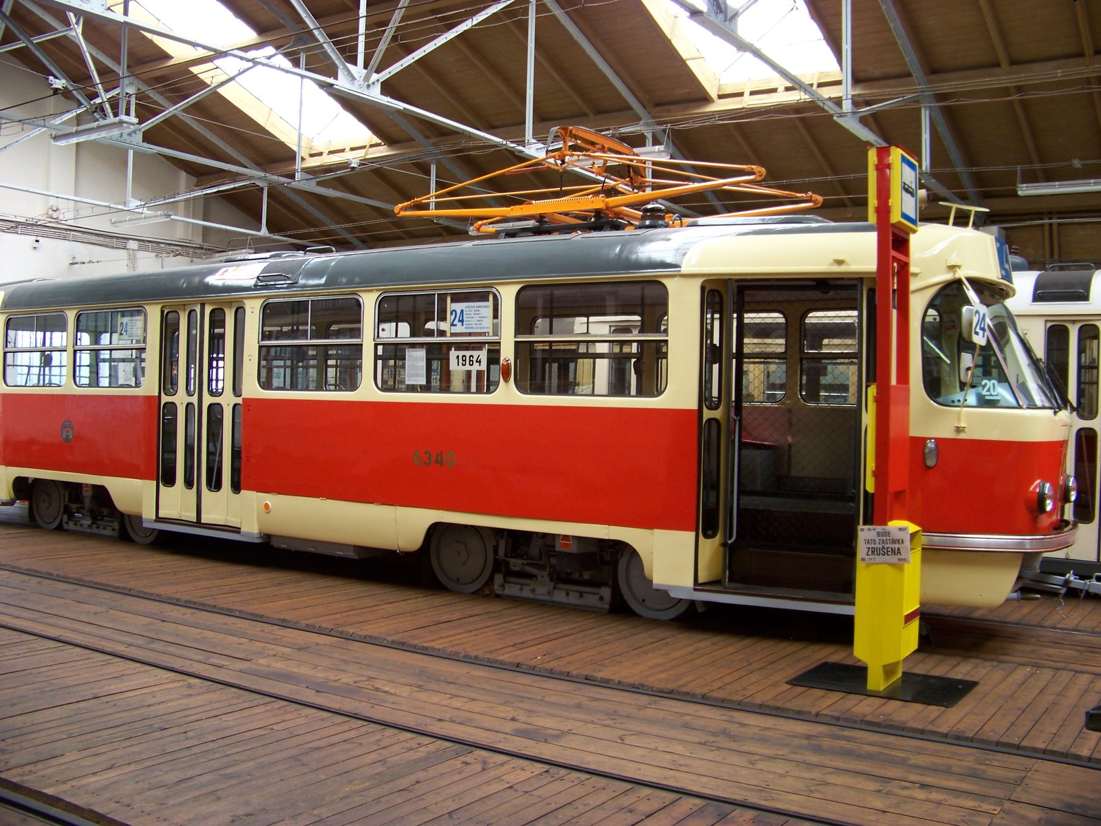 Detailní pohled na čelo historické tramvaje Tatra T3 s jedním kulatým světlometem a linkovým číslem.