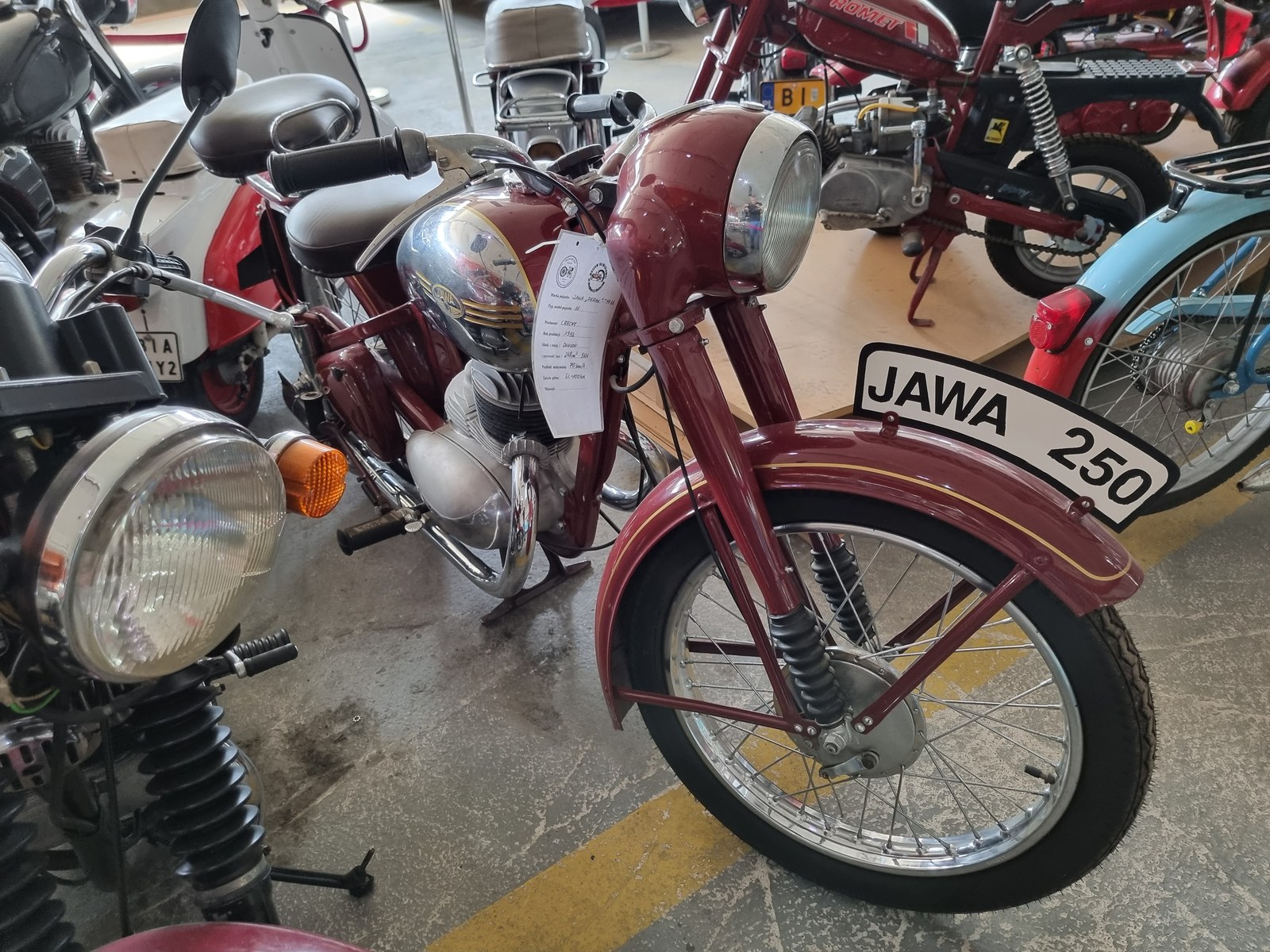 Motocykl Jawa dvě stě padesát Pérák v muzejní expozici