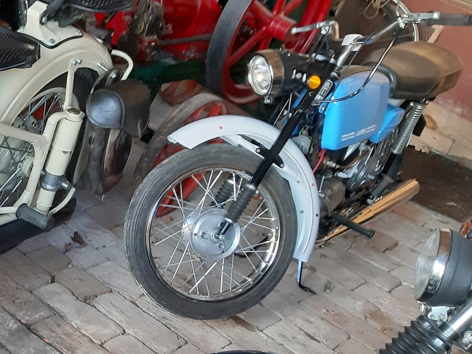 Sportovní žlutý moped Jawa 50 typ 23 Mustang s motocyklovou nádrží.
