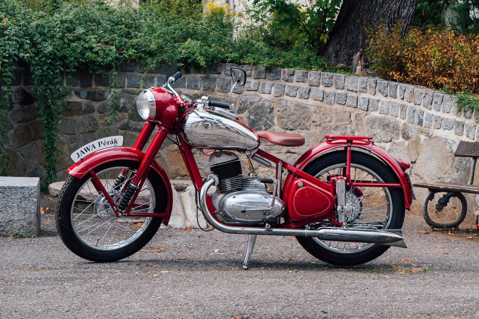 Detail motoru a odpružení rámu motocyklu Jawa Pérák