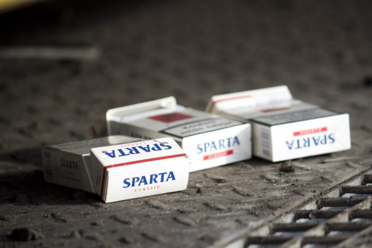 Krabičky legendárních československých cigaret Sparta Classic na kovovém podkladu.