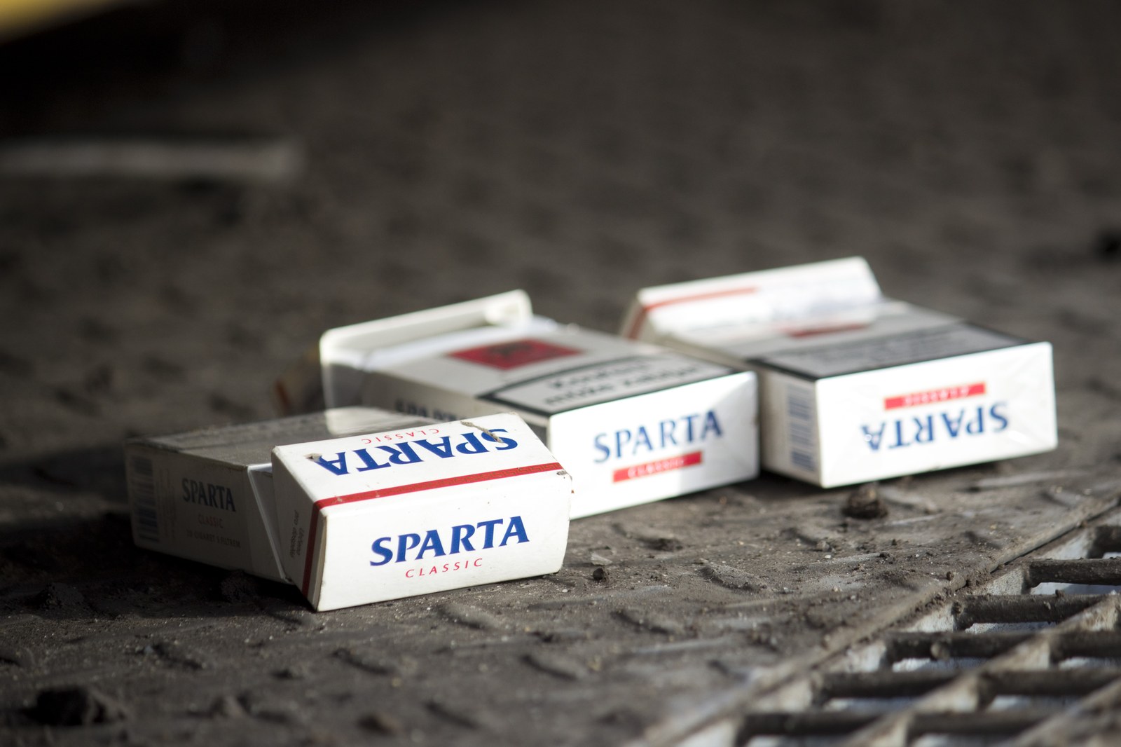 Krabičky legendárních československých cigaret Sparta Classic na kovovém podkladu.