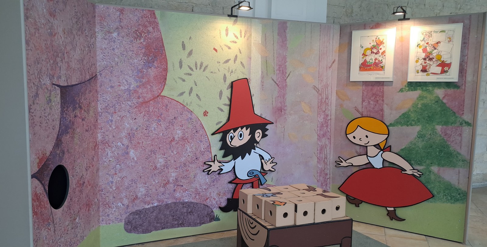 Postavičky loupežníka Rumcajse, Manky a Cipíska v lesní scenérii na výstavě věnované české animaci.