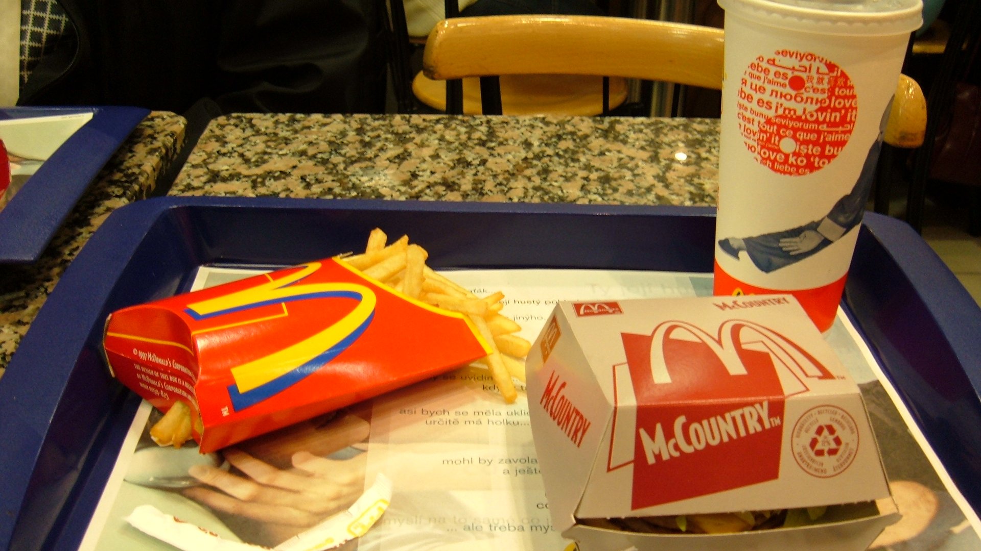 Kompletní menu rychlého občerstvení s hamburgerem, hranolky a nápojem v papírovém kelímku