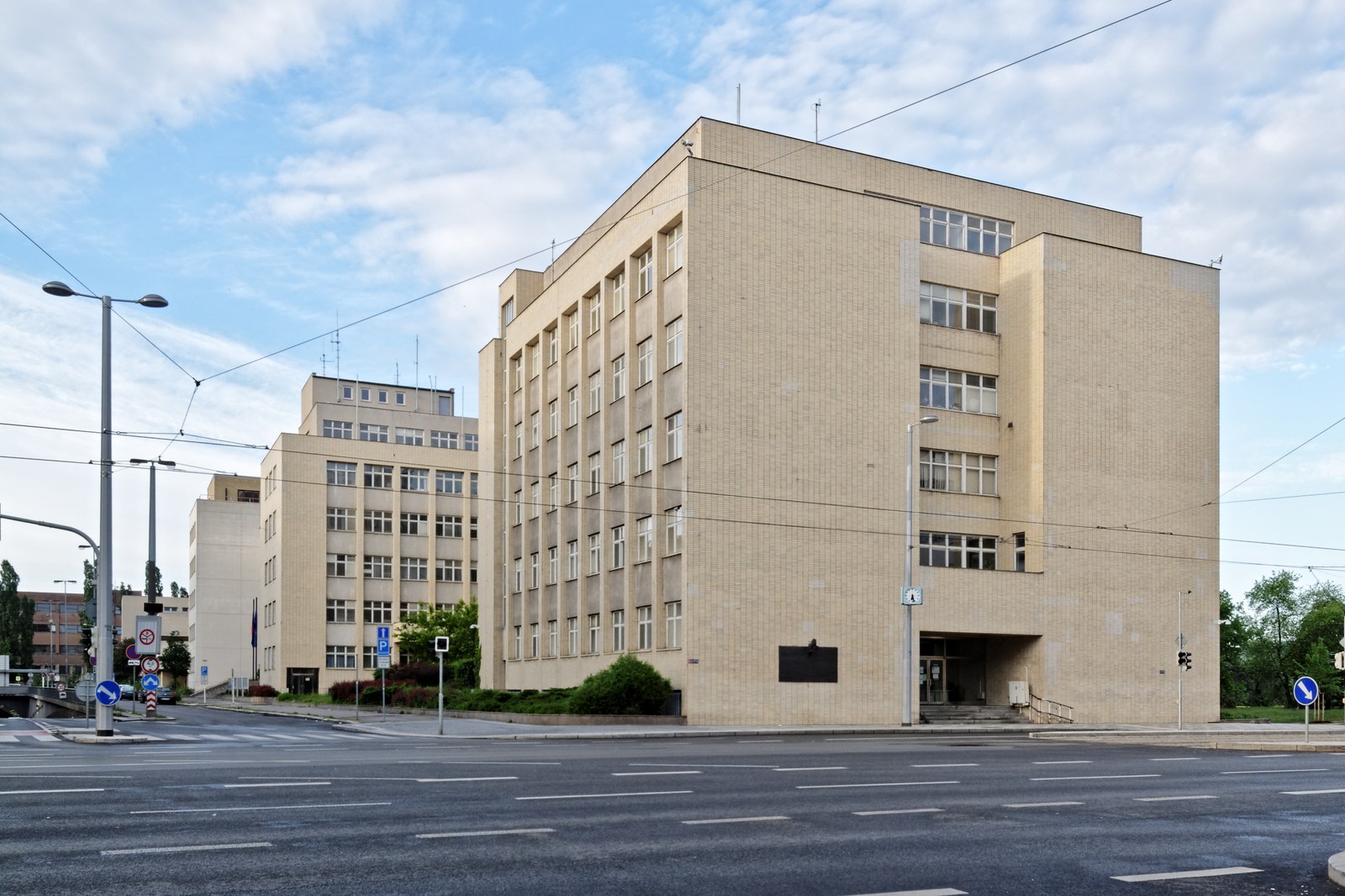Monumentální funkcionalistická budova Ministerstva vnitra na pražské Letné