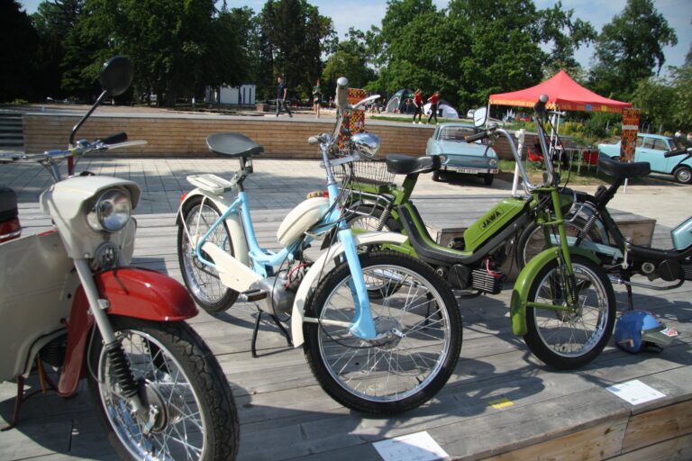 Zelený historický moped Stadion S11 z roku 1958 s pedály a motorem Jawa 50
