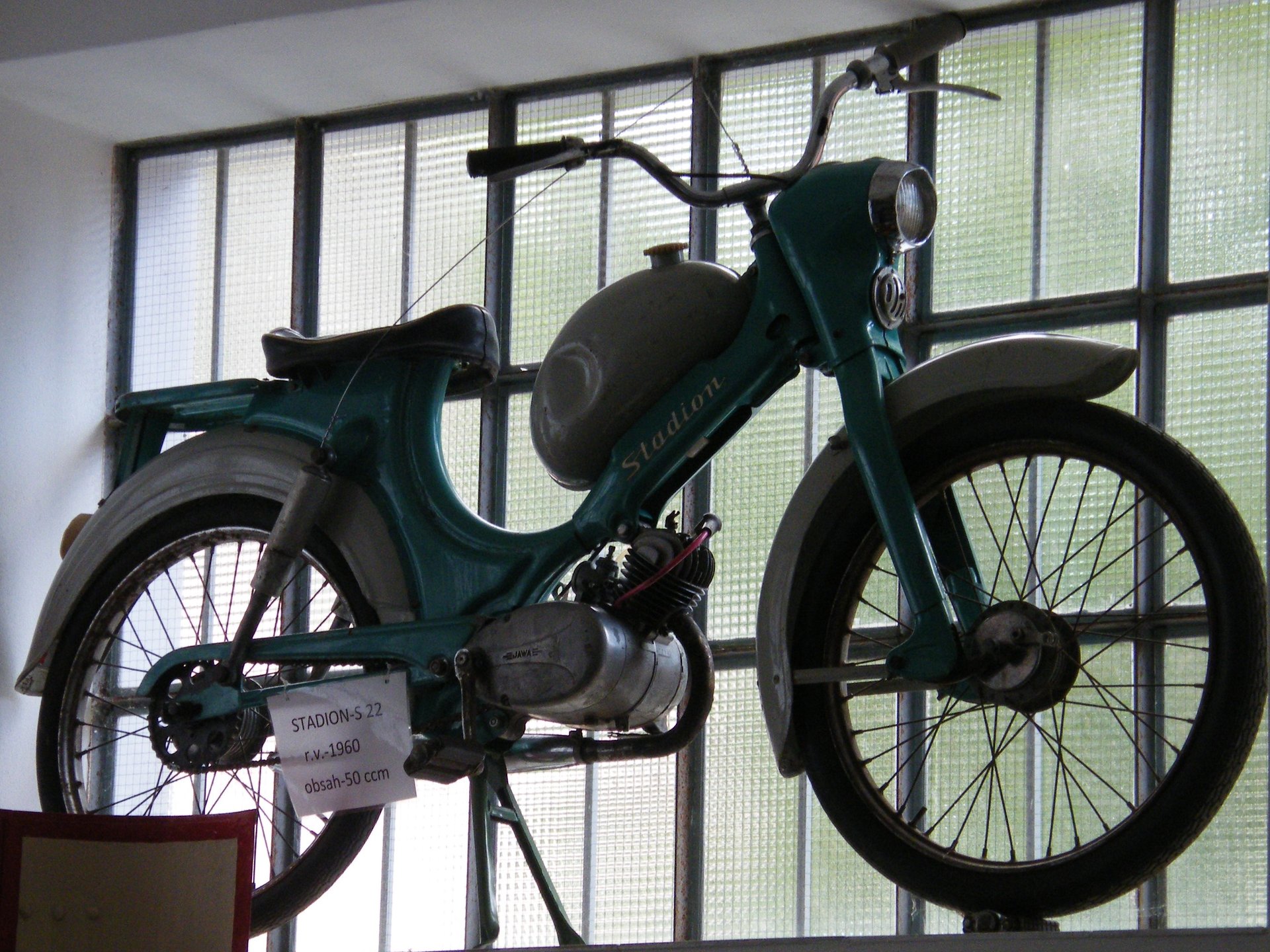 Modrý kapotovaný moped Stadion S22 s hlubokými blatníky a větším světlometem