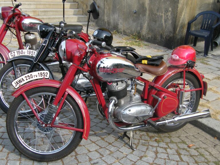 Červený historický motocykl Jawa dvě stě padesát Pérák z profilu