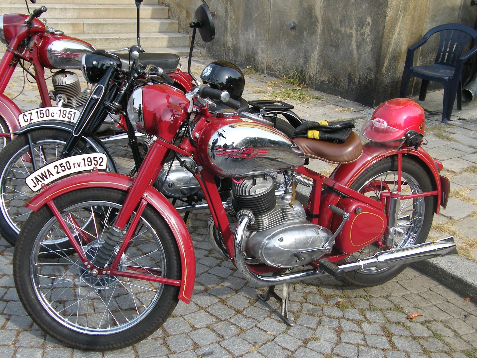 Červený historický motocykl Jawa dvě stě padesát Pérák z profilu