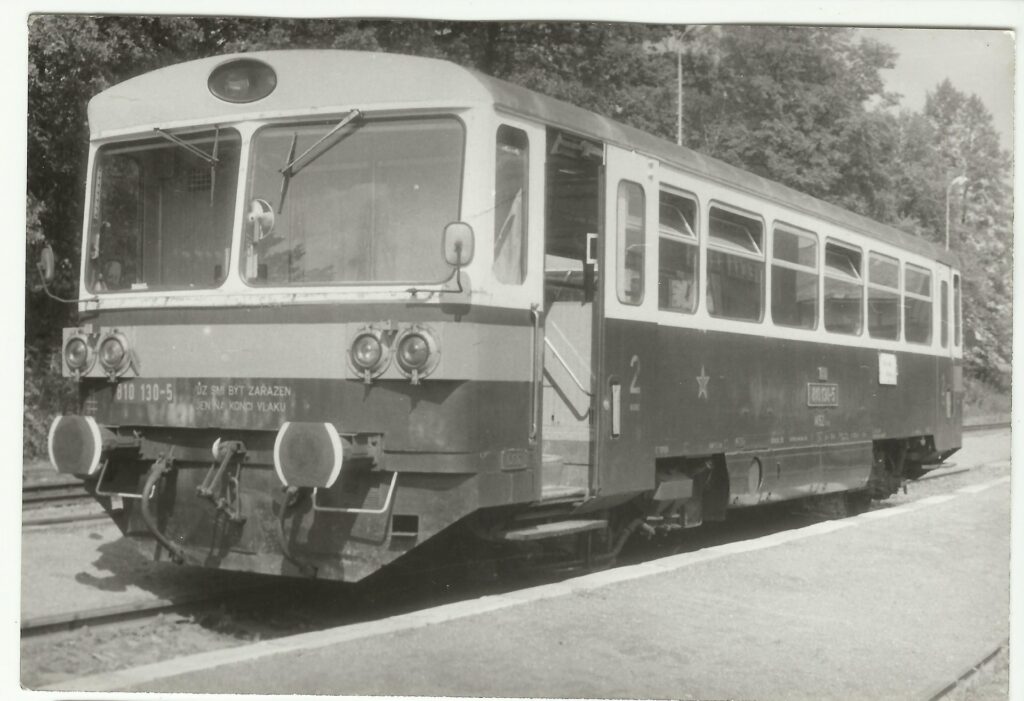Dobový snímek motorového vozu M 152.0 na nádraží ve Velké Kraši v roce 1989