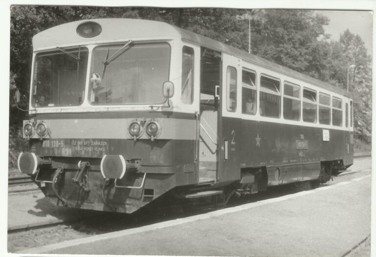 Dobový snímek motorového vozu M 152.0 na nádraží ve Velké Kraši v roce 1989