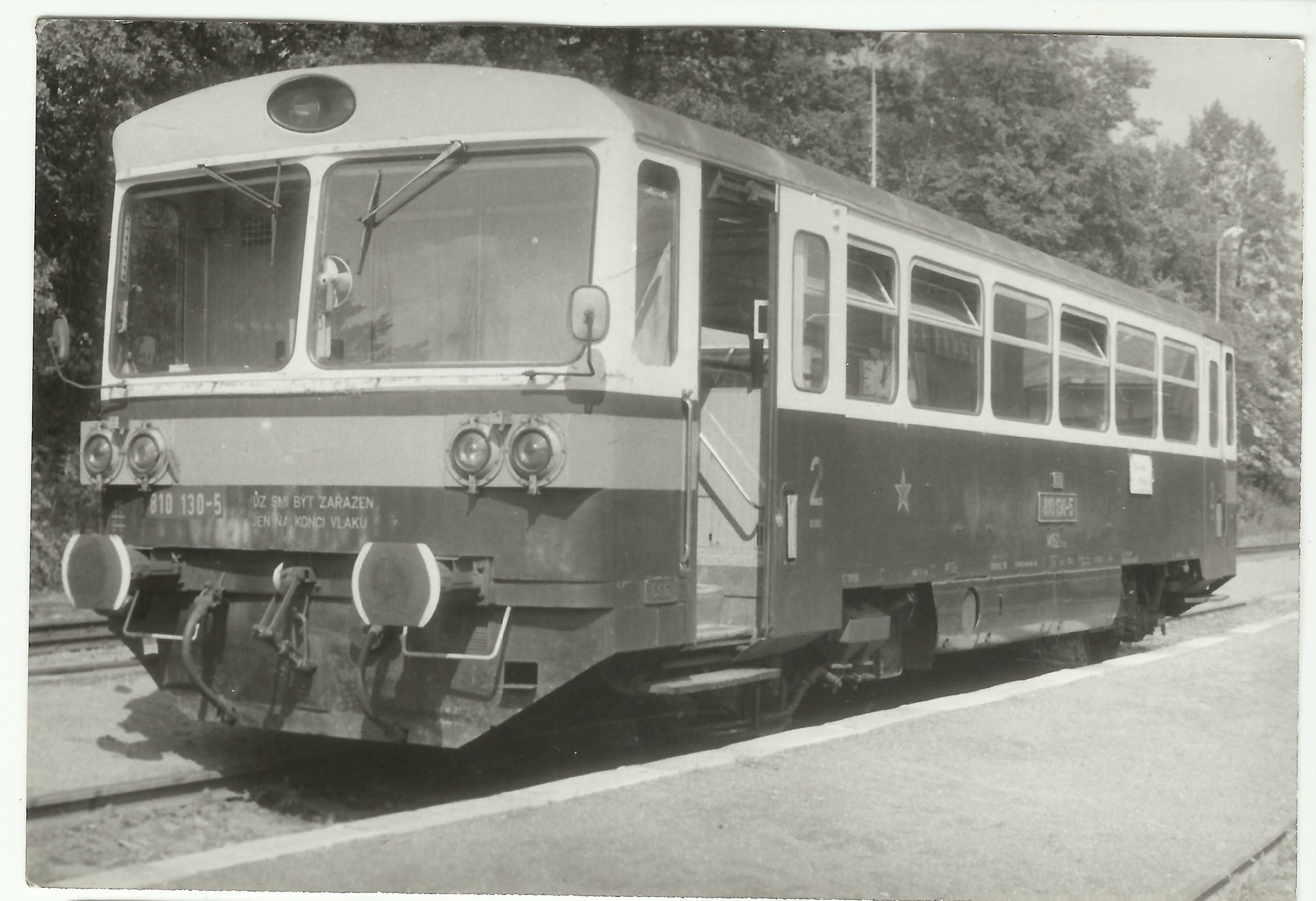 Dobový snímek motorového vozu M 152.0 na nádraží ve Velké Kraši v roce 1989
