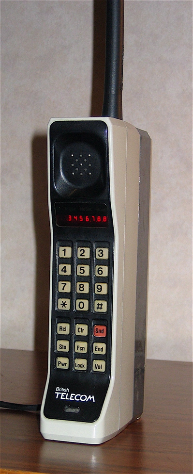 Mobilní telefon Motorola DynaTAC 8000X přezdívaný cihla