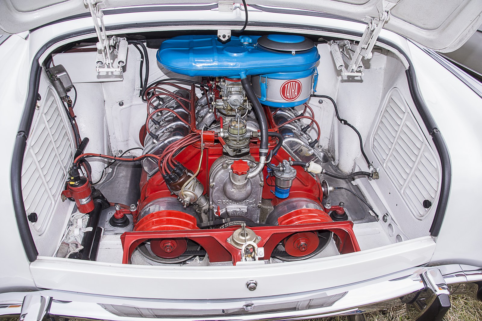 Otevřený motorový prostor na zádi vozu Tatra 603 se vzduchem chlazeným osmiválcovým motorem a ventilátory chlazení.