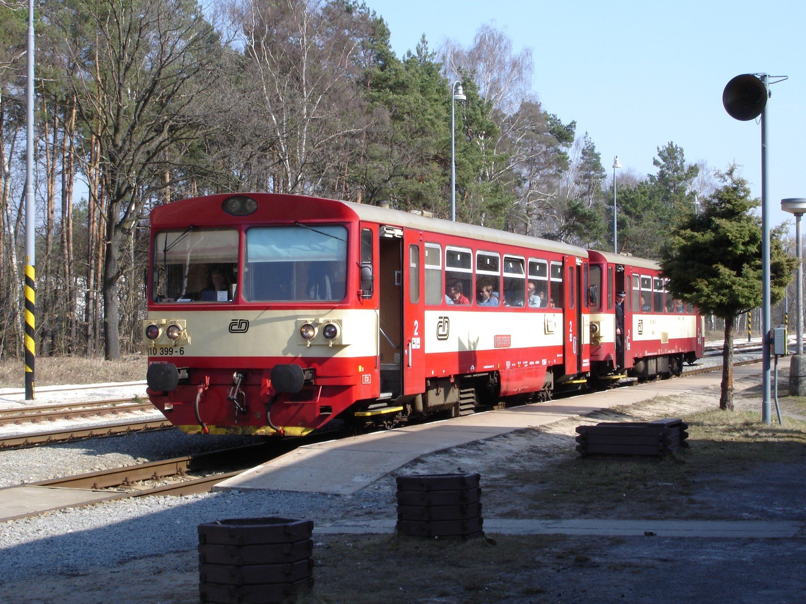 Červený motorový vůz ČSD řady M 152.0 stojící na vedlejší trati