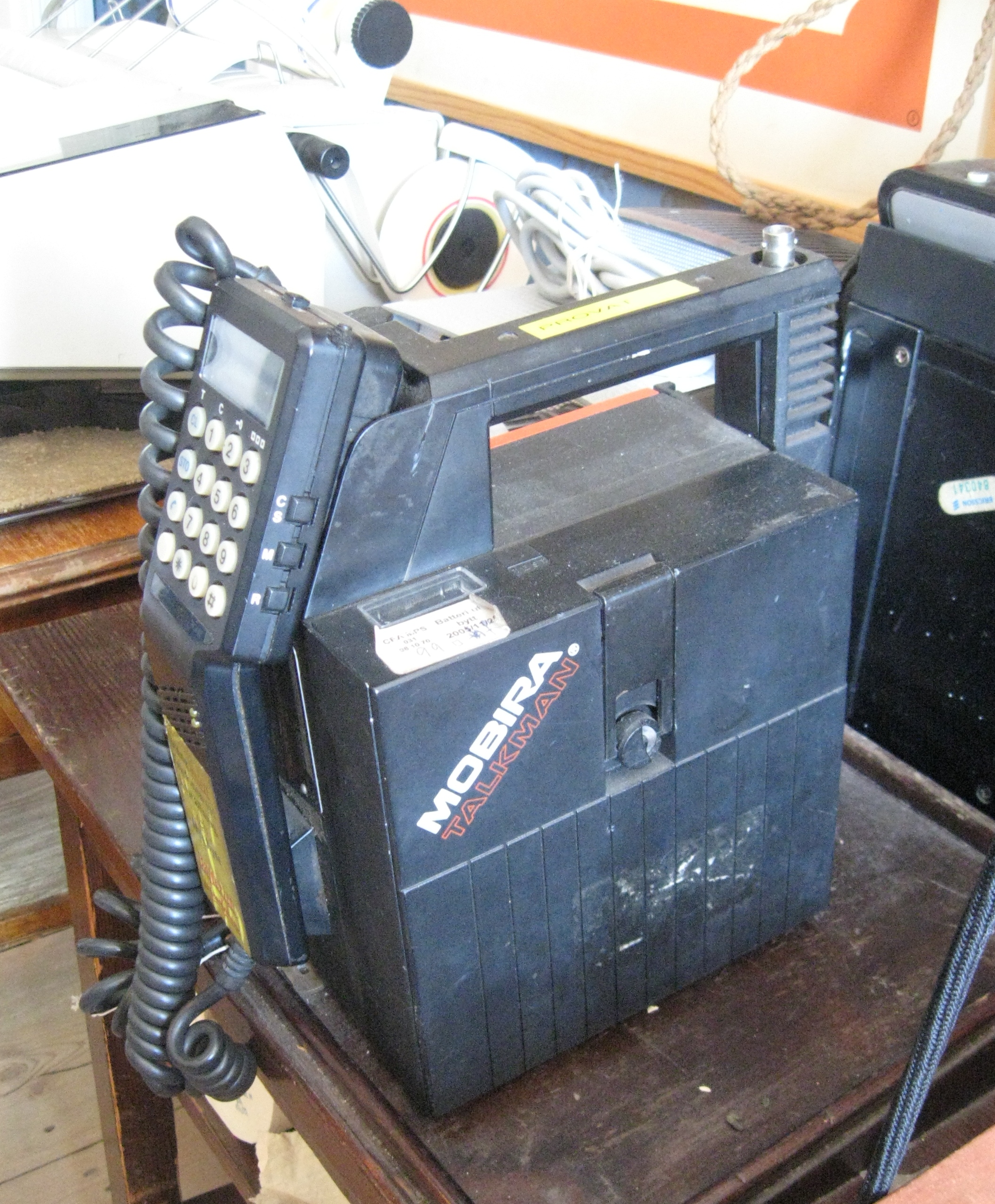 Přenosný kufříkový mobilní telefon Mobira Talkman z osmdesátých let