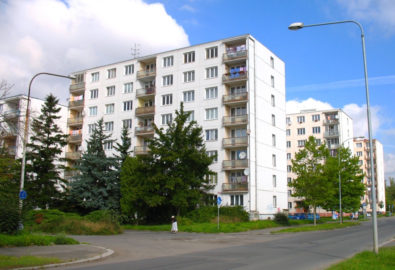 Řada panelových domů konstrukční soustavy T06B s původními spárami mezi betonovými dílci