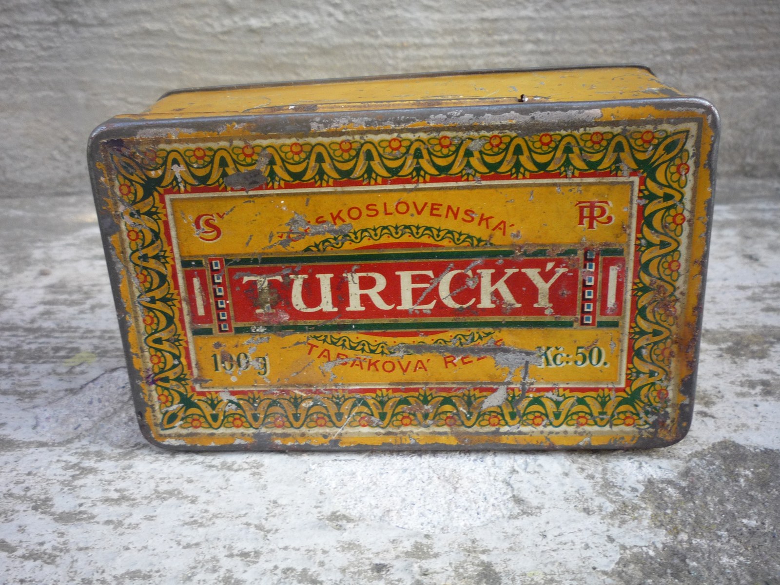 Historická žlutá litografovaná plechová dóza na turecký cigaretový tabák Československé tabákové režie.