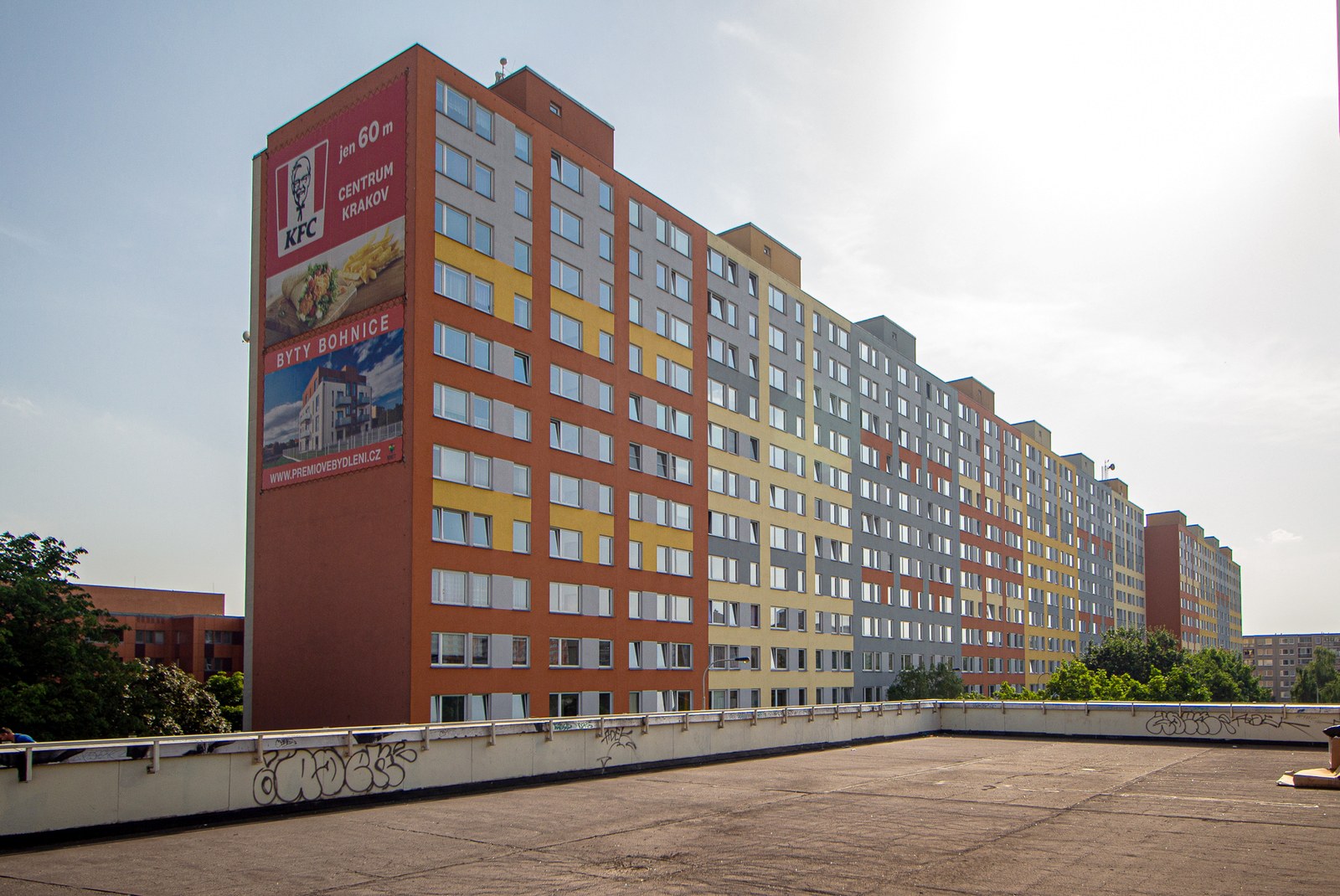 Řada panelových domů s balkony na pražském sídlišti Bohnice