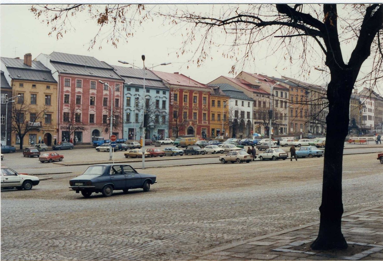 Pohled na náměstí v Jihlavě s prodejnou Tuzexu a dobovými automobily v roce 1992