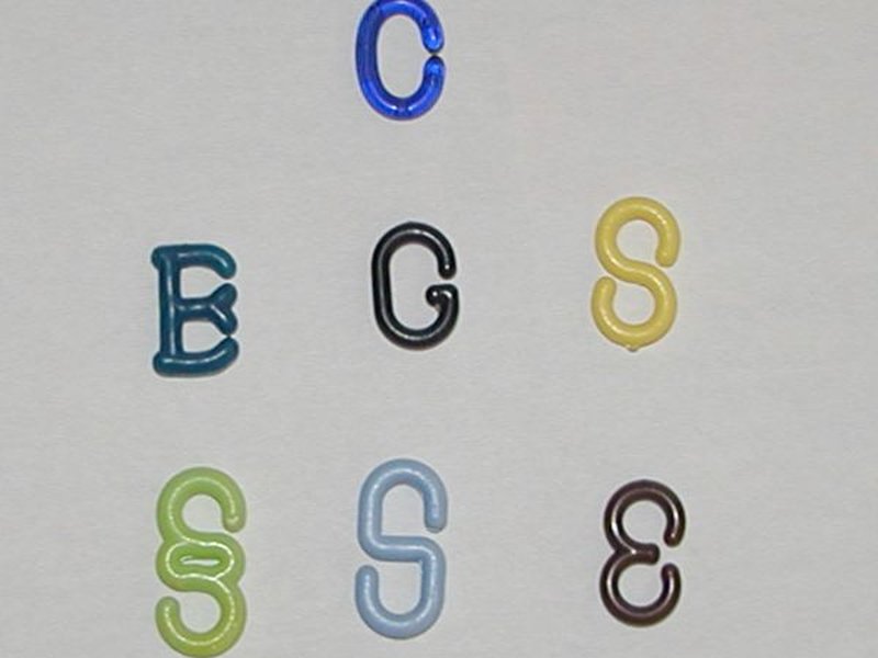 Přehled různých tvarů plastových céček včetně písmene C, esíček a paragrafu