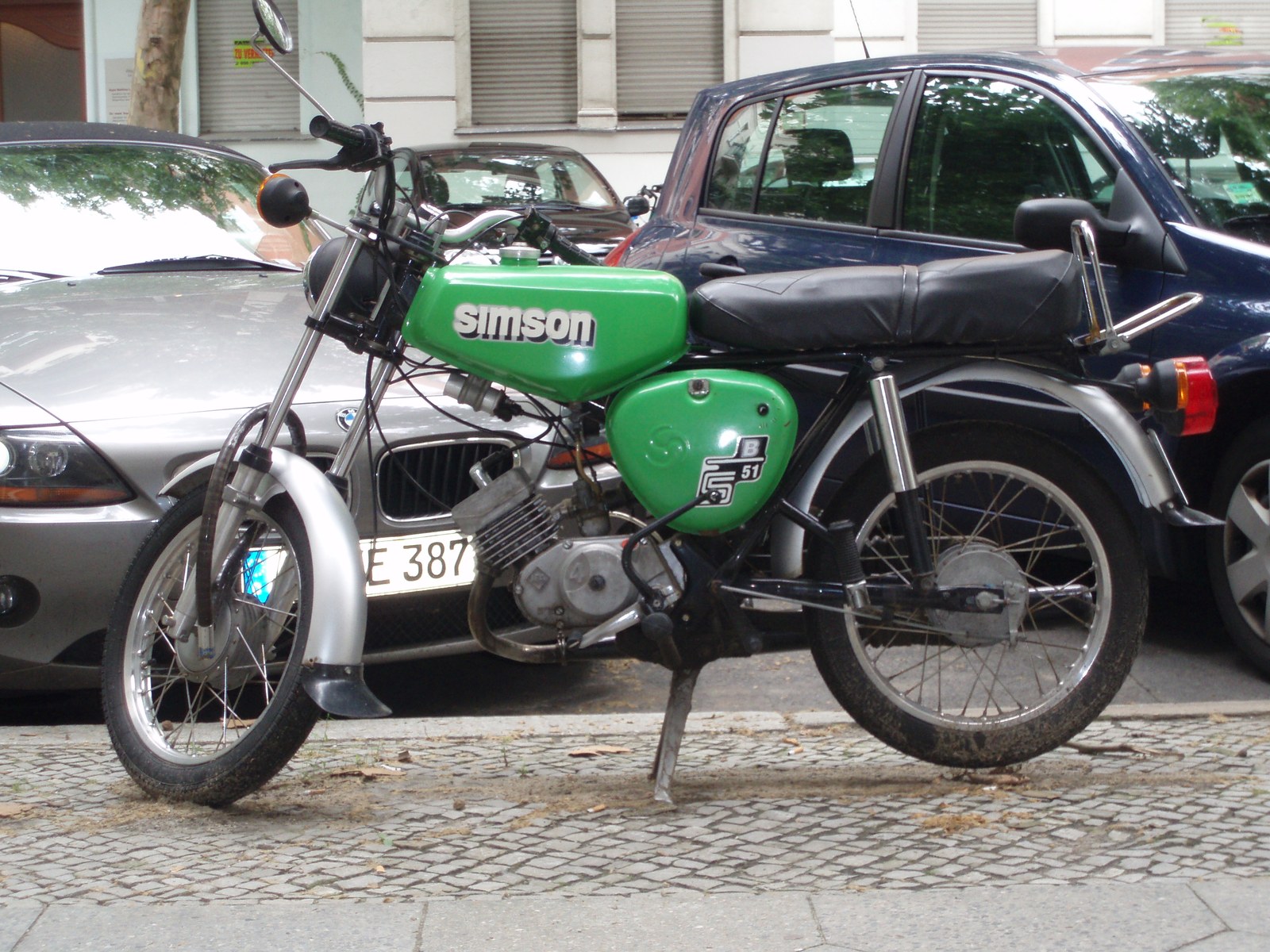 Zelený moped Simson S51 Elektronik z profilu s viditelným dvoudobým motorem a teleskopickou vidlicí