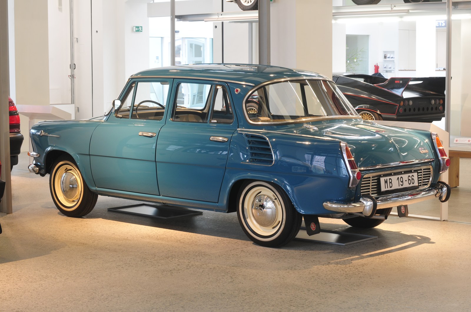 Dochovaný historický automobil Škoda 1000 MB v prostorách muzea