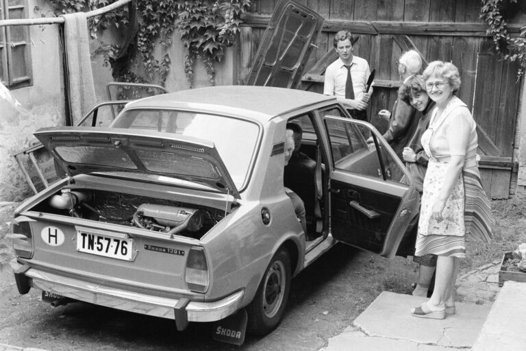 Dobový snímek automobilu Škoda 120 L zaparkovaného v ulici