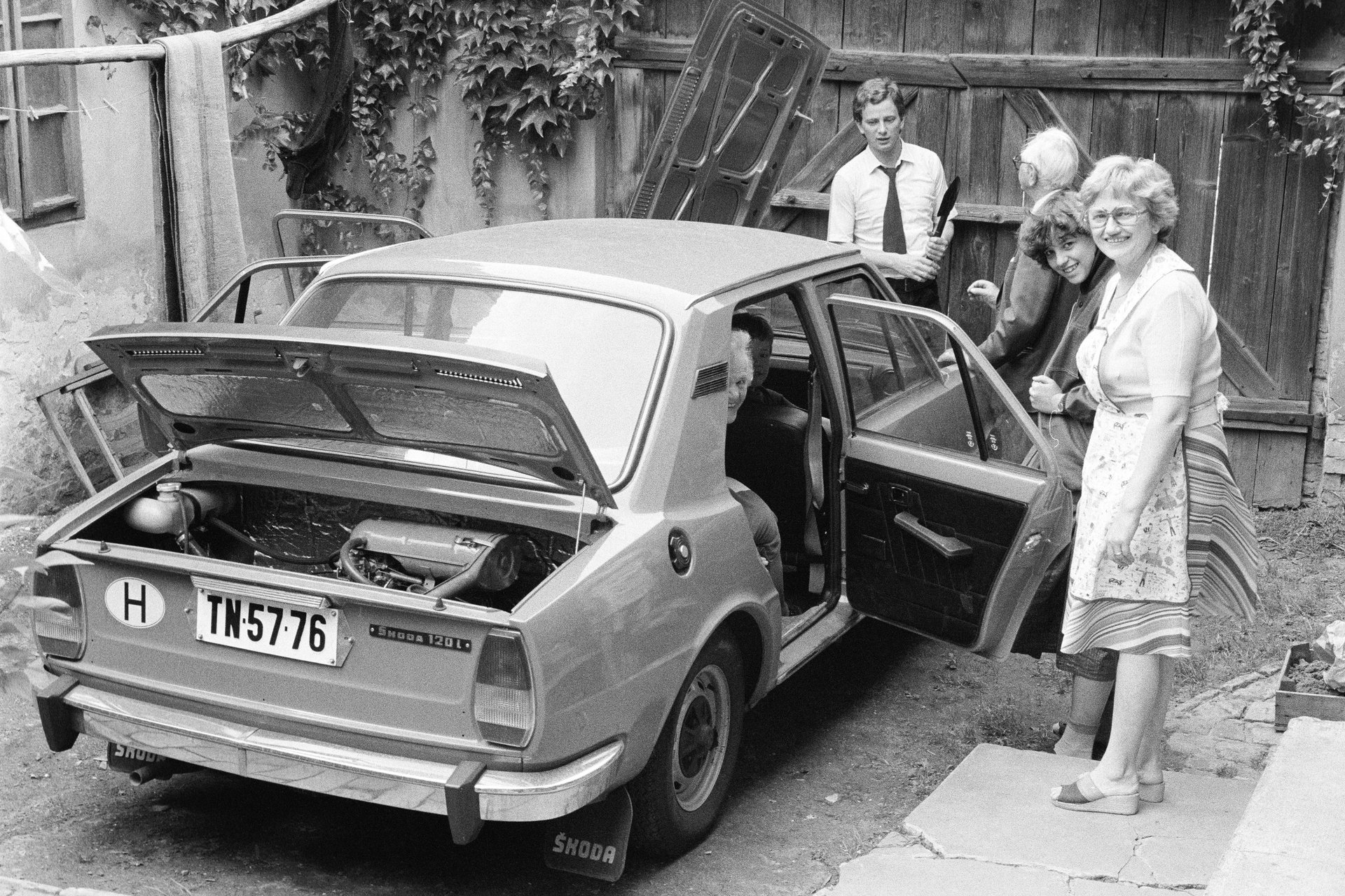 Dobový snímek automobilu Škoda 120 L zaparkovaného v ulici