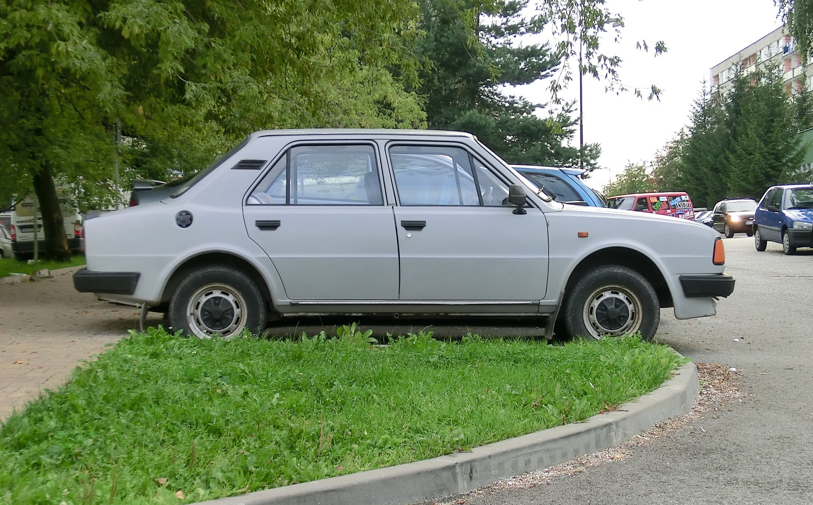 Šedý automobil Škoda sto dvacet L zachovaný v původním technickém stavu