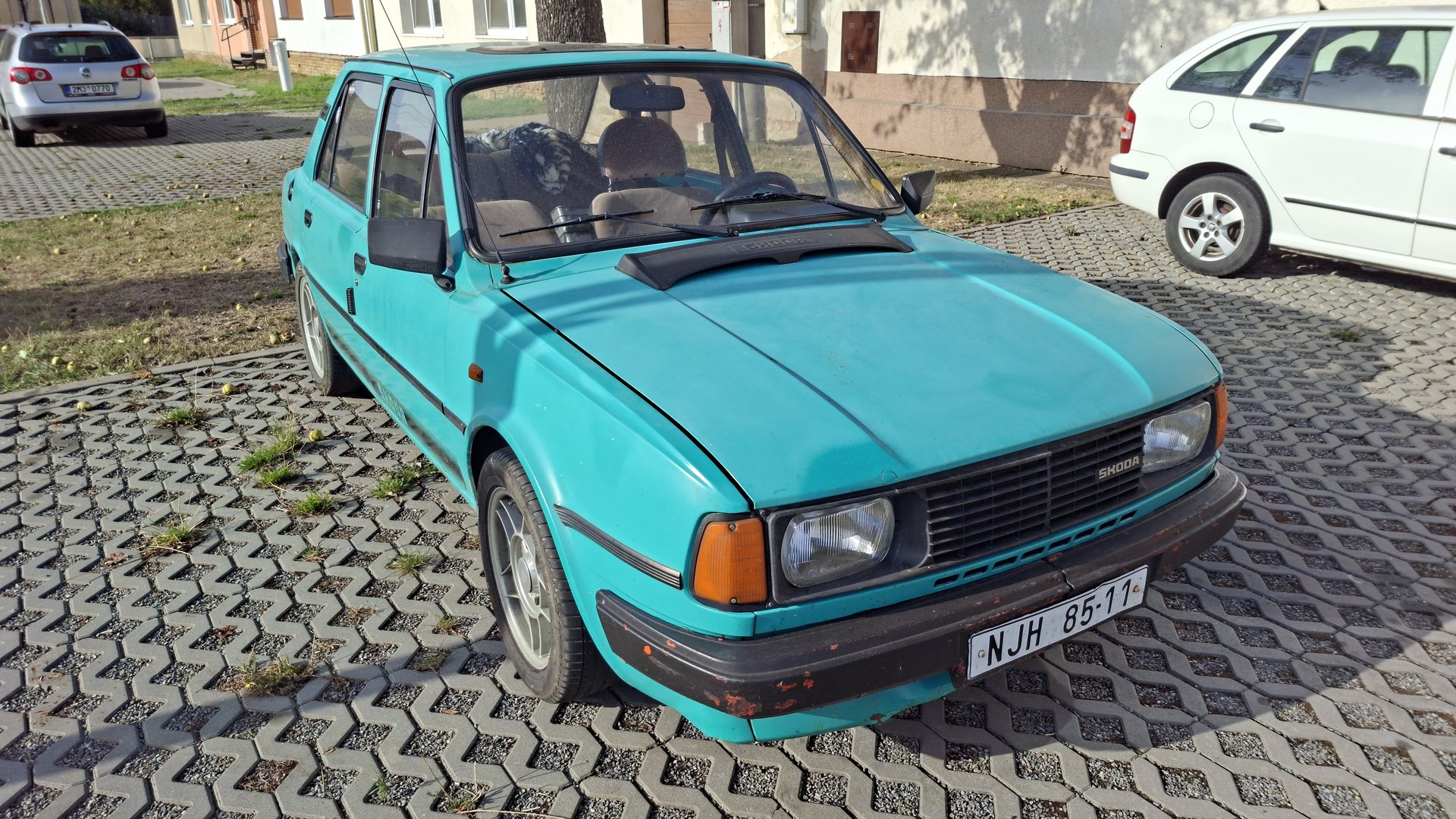 Otevřený zadní motorový prostor automobilu Škoda s karburátorem a alternátorem