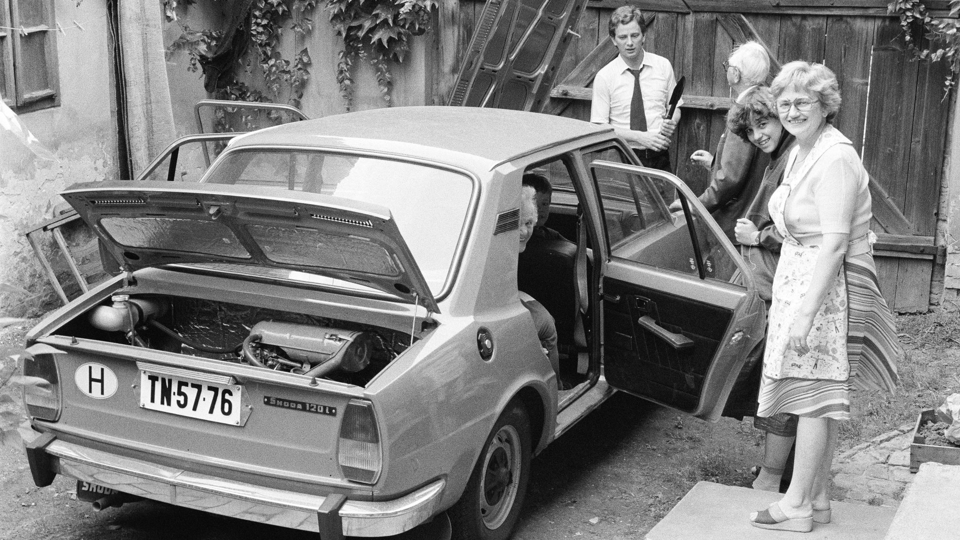 Dobová fotografie vozu Škoda 120 L na parkovišti