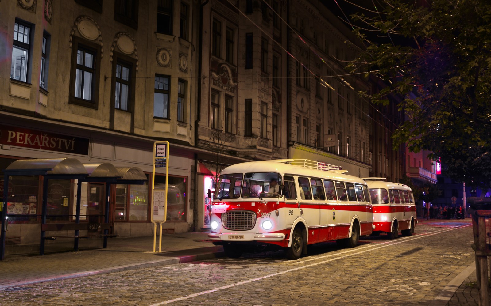 Modrobílý historický autobus Škoda sedm set šest RTO na parkovišti veteránů