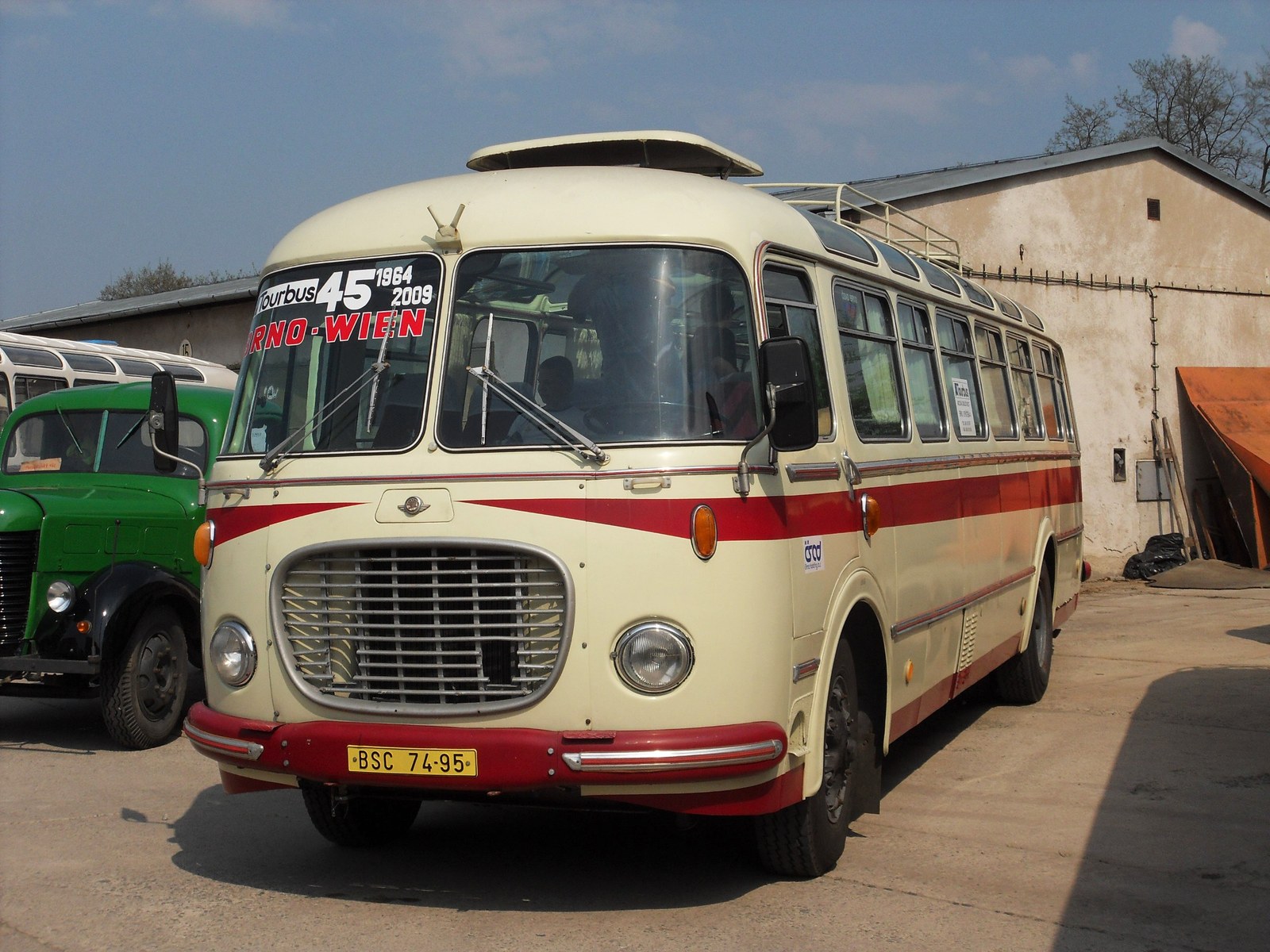 Historický autobus Škoda sedm set šest RTO vystavený v depozitáři muzea