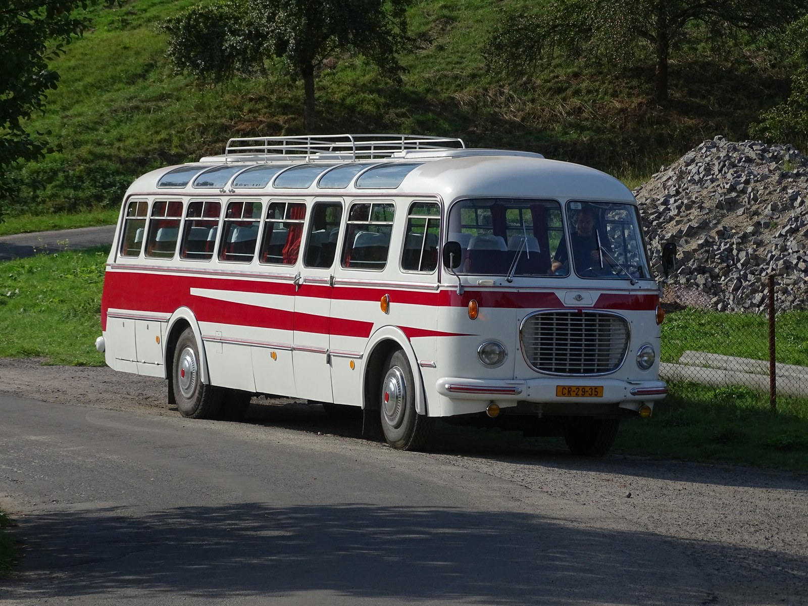 Červeno krémový dálkový autobus Škoda sedm set šest RTO LUX na silnici