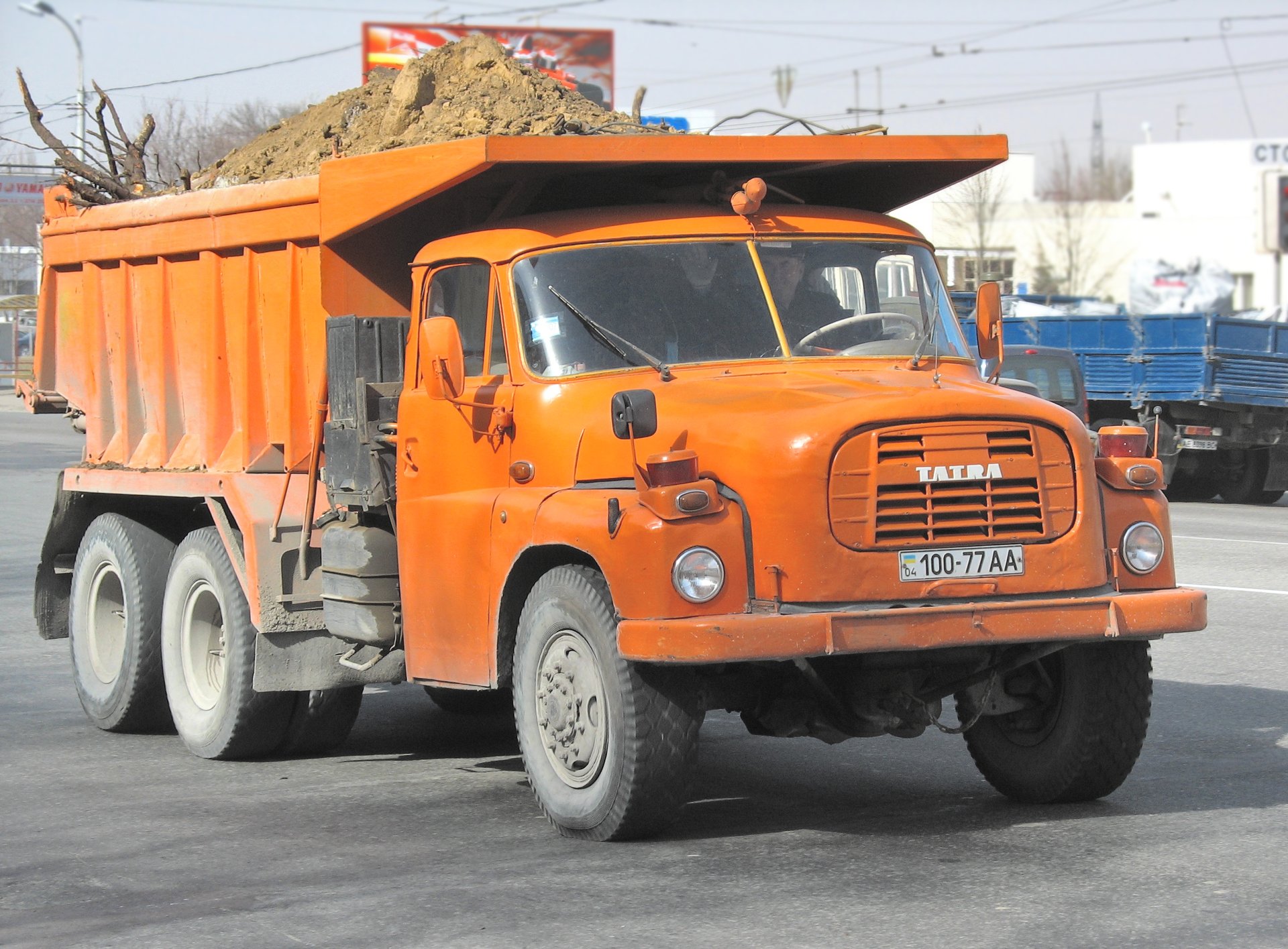 Skutečný oranžový třínápravový nákladní automobil Tatra 148 S1 na stavbě