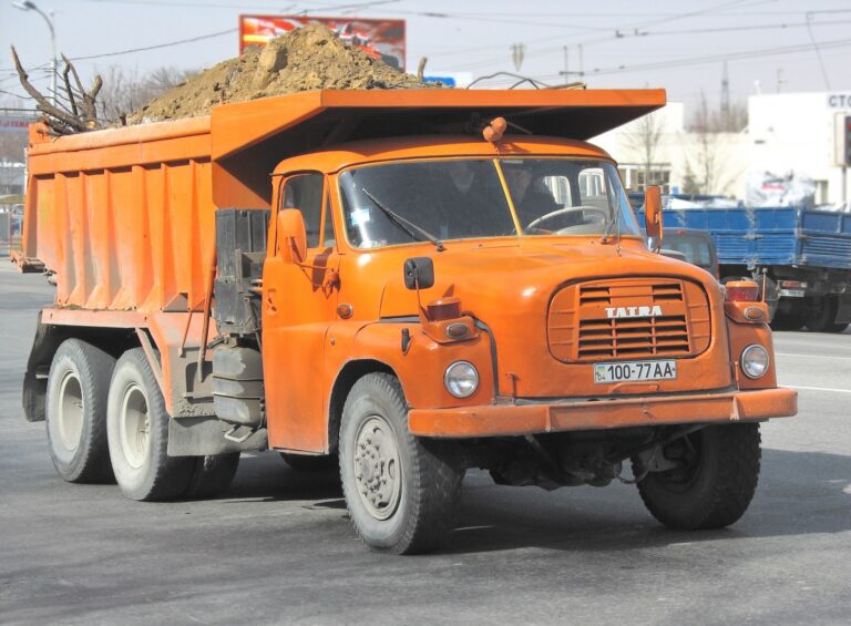 Třístranný sklápěč Tatra 148 s oranžovou kabinou a charakteristickou zkosenou kapotou