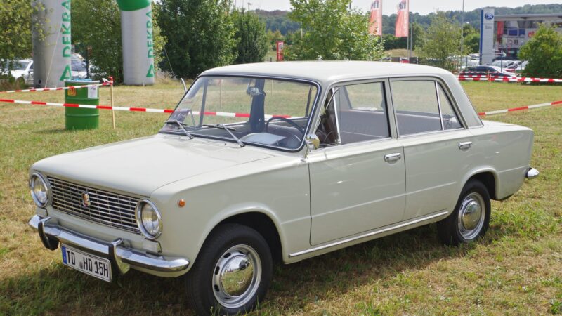 Červený automobil VAZ 2101 Žiguli s chromovanou maskou chladiče a kruhovými světlomety