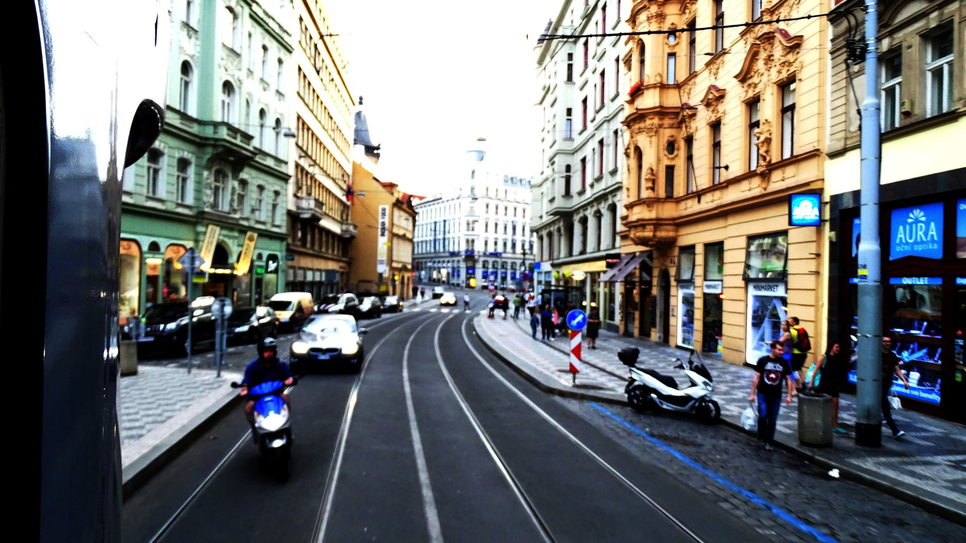 Pohled do Vodičkovy ulice v centru Prahy s tramvajovou tratí a historickými domy