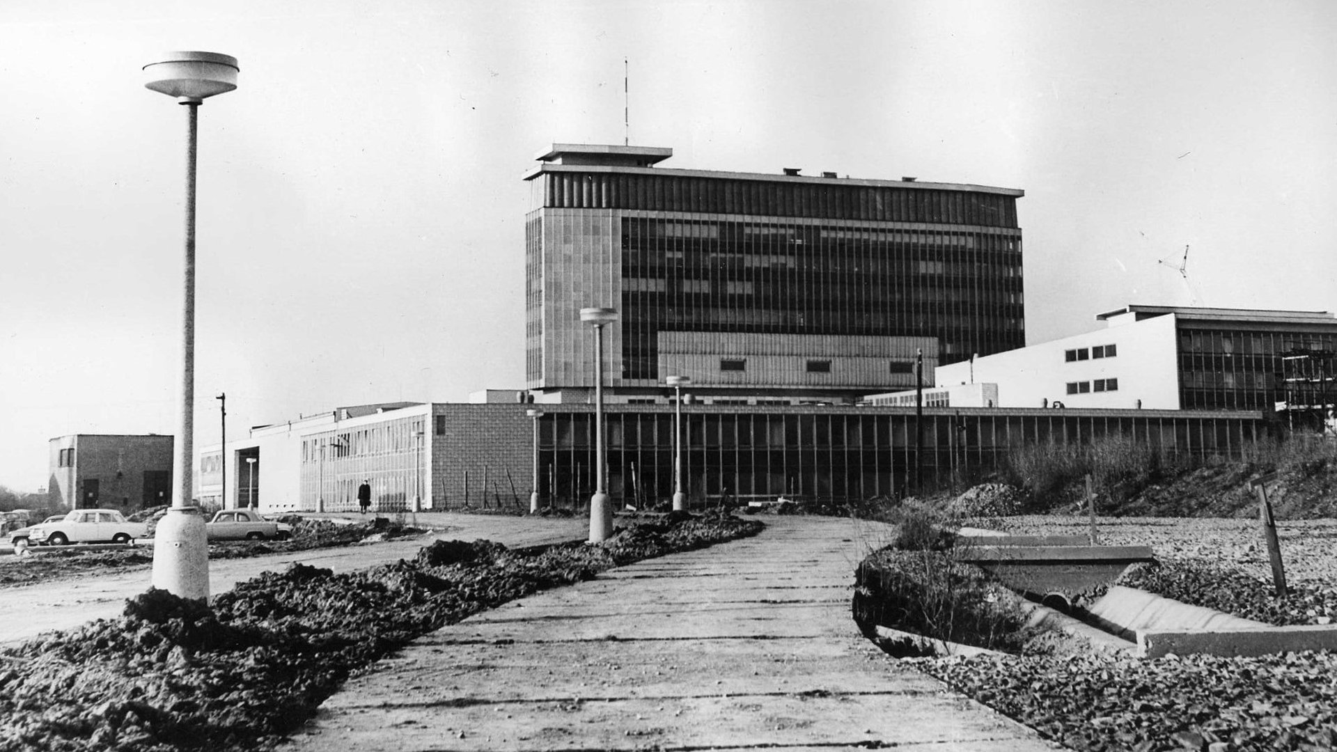 Historická fotografie výstavby televizního komplexu na Kavčích horách v roce 1971